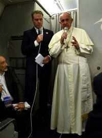 Papež František na palubě letadla při návratu z Bangladéše do Říma