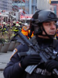 Autobusovým nádražím v centru New Yorku otřásla během pondělní ranní špičky exploze