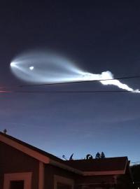 Páteční večerní start rakety Falcon 9 americké soukromé společnosti SpaceX doprovázela mimořádná podívaná.