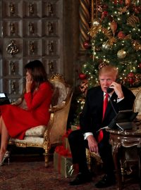 Americký prezident Donald Trump a jeho žena Melanie informují děti, kde se právě nachází Santa Claus.