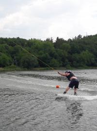 Wakeboarding je náročný na držení