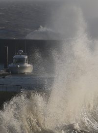 Vysoké vlny u přístavu na západě Francie během bouře Carmen