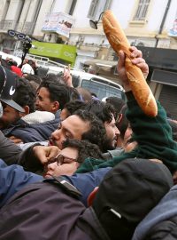 Tuniští protestanti během demonstrace