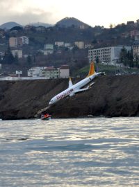 Boeing tureckých aerolinek skončil na srázu nad Černým mořem