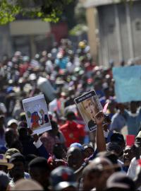 Více než tisícovka Haiťanů se vydala k americkému velvyslanectví v Port-au-Prince.
