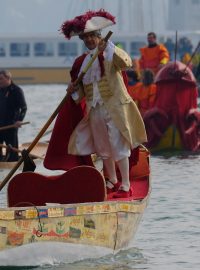 Karneval ve městě, které se rozkládá na více než stovce ostrovů a ostrůvků spojených asi 400 mosty, provází řada improvizovaných divadelních představení, která se konají v tamních divadlech i v ulicích (archivní foto)