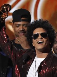 Bruno Mars přebírá cenu Grammy