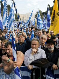Řeci demonstrují před parlamentem proti tomu, aby se v názvu sousední země v jakékoli formě objevilo slovo Makedonie