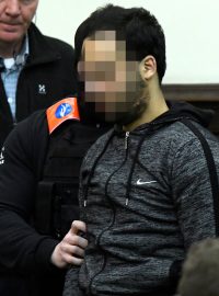 Sofien Ayari u soudu v Bruselu v roce 2018, ve kterém byl v nepřítomnosti odsouzen i Salah Abdeslam. (archivní foto)