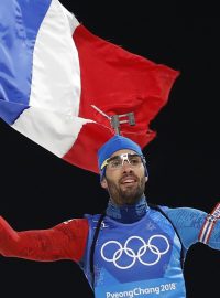 Martin Fourcade v cíli smíšené štafety na letošních olympijských hrách