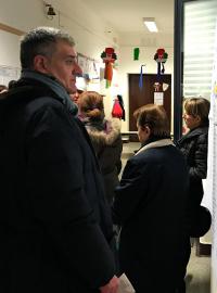 Lidé ve volební místnosti v Římě