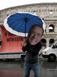 Aktivista s maskou Silvia Berlusconiho pózuje před římským Koloseem (5. března 2018).