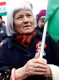 Jedna z účastnic demonstrace na podporu maďarského premiéra Viktora Orbána v březnu 2018