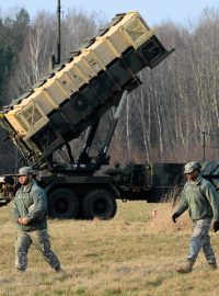 Američtí vojáci při cvičení v Polsku, v pozadí americký raketový systém Patriot