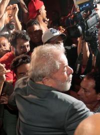 Brazilský exprezident Luiz Inácio Lula da Silva při opouštění centrály odborového svazu ocelářů