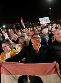 Příznivci maďarské vládní strany Fidesz slaví v ulicích vítězství.