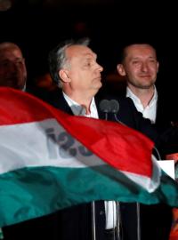Maďarský premiér Viktor Orbán promlouvá k voličům po vyhlášení výsledků voleb v Budapešti.