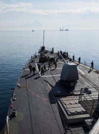 Americká bitevní loď USS Donald Cook opouští kyperskou Larnaku