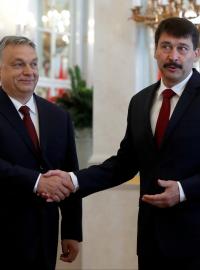 Maďarský prezident János Áder (vpravo) požádal o sestavení vlády Viktora Orbána.