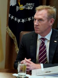 Patrick Shanahan (vpravo) je podle prezidenta Donalda Trumpa „velmi talentovaný“