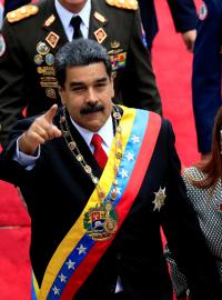 Venezuelský prezident Nicolas Maduro se svou manželkou Cilií Floresovou míří na čtvrteční inauguraci.