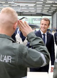 Francouzský prezident Emmanuel Macron la letecké základně (ilustrační foto)