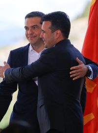 Řecký premiér Alexis Tsipras (vlevo) a makedonský premiér Zoran Zaev před podpisem dohody.