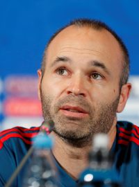 Španělský fotbalový záložník Andrés Iniesta na tiskové konferenci