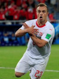 Švýcarský záložník Xherdan Shaqiri oslavuje gól do sítě Srbska gestem, které připomíná orla ze znaku Albánie.