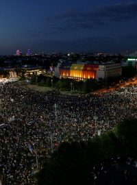 V pátek se demonstrovalo i v dalších rumunských městech, tam ale měly demonstrace relativně klidný průběh, informovala agentura AP.