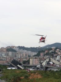 Záchranný vrtulník hlídkuje v oblasti, do které se zřítil most