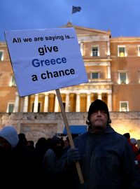 „Říkáme jen, dejte Řecku šanci,“ stojí na transparentu muže na provládní demonstraci v únoru 2015