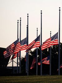 Vlajky na půl žerdi u Washingtonova monumentu na znamení úcty k zesnulému Johnu McCainovi..