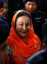 Manželka malajsijského expremiéra Razaka Rosmah Mansorová dorazila k soudu v Kuala Lumpur.