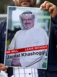 Muž protestuje před saudskoarabskou ambasádou s fotografií novináře Džamála Chášakdžího