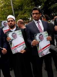 Lidskoprávní aktivisté a přátelé saúdskoarabského novináře a kritika režimu Džamála Chášakdžího během protestu před konzulátem Saúdské Arábie v Istanbulu 8. října 2018