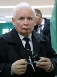 Předseda strany Právo a spravedlnost Jarosław Kaczyński ve volební místnosti.