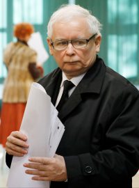 Předseda strany Právo a spravedlnost Jarosław Kaczyński odvolil v neděli odpoledne ve Varšavě.