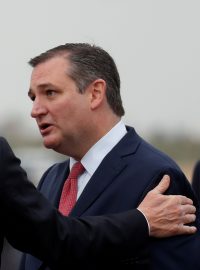 Nedávno Donald Trump v Houstonu, aby podpořil Teda Cruze, který znovu usiluje o senátorský post v Texasu. Zatímco teď o něm Trump mluví jako o svém nejlepším příteli, před dvěma lety ho několikrát označil za lháře.