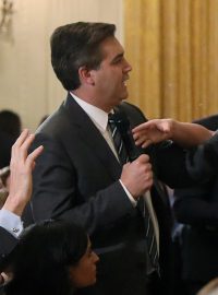 Novinář CNN Jim Acosta bojující o mikrofon