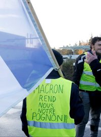 „Macrone, vrať nám naše peníze,“ říká text na vestě jednoho z demonstrantů