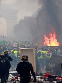 Přes 106 tisíc lidí podle francouzského ministerstva vnitra demonstrovalo v sobotu ve žlutých vestách po celé Francii proti plánu vlády zvýšit od ledna ceny pohonných hmot