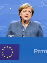 Angela Merkelová a vládní mluvčí Steffen Seibert na summitu lídrů členských zemí EU v Bruselu.