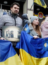 Lidé, kteří se sešli v Odesse na podporu ukrajinského námořnictva