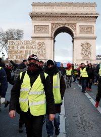 Francouzští politici tvrdí, že současné protesty, které se kromě Paříže přelily i do dalších regionů, se jejich organizátorům z takzvaného hnutí žlutých vest, vymkly z rukou.