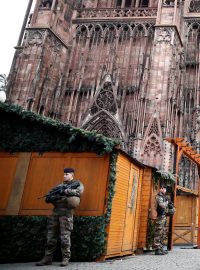 Francouzští vojáci hlídkují mezi zavřenými stánky vánočního trhu a před katedrálou Notre-Dameve Štrasburku