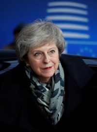 Britské premiérka Theresa Mayová vystupuje z auta na evropském summitu v Bruselu