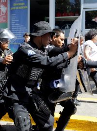 Policie v nikaragujské metropoli Managui v sobotu tvrdě zasáhla proti několika novinářům, kteří protestovali proti zátahům na sídla redakcí některých médií