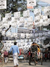 Předvolební plakáty v hlavním bangladéšském městě Dháka. Poslední parlamentní volby se v Bangladéši konaly v lednu 2014