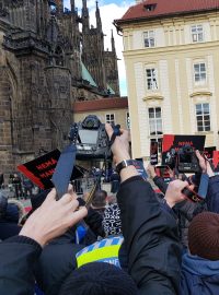 Během čtvrteční inaugurace prezidenta Miloše Zemana se v areálu Pražského hradu sešli příznivci i odpůrci současné hlavy státu